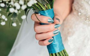 Bruid met bos bloemen en blauwe nagels - Nagels Doetinchem